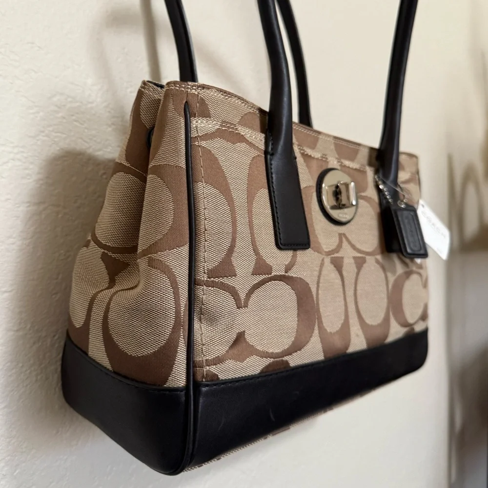 Coach 2009 Hampton Signature Madeline Shoulder Bag - Picture 4 of 13